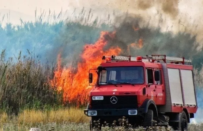 Σε ύφεση η φωτιά στην Ηλεία, καλύτερη η εικόνα στην Κορινθία