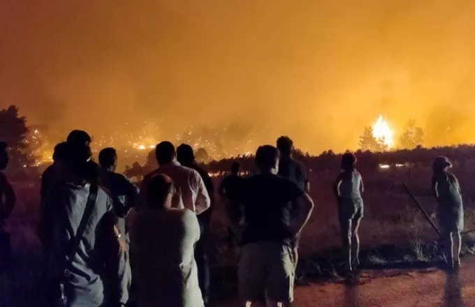 «Κόλαση φωτιάς» - Εύβοια: Ακόμη 85 πολίτες μεταφέρθηκαν στο Ψαροπούλι με πλωτά μέσα
