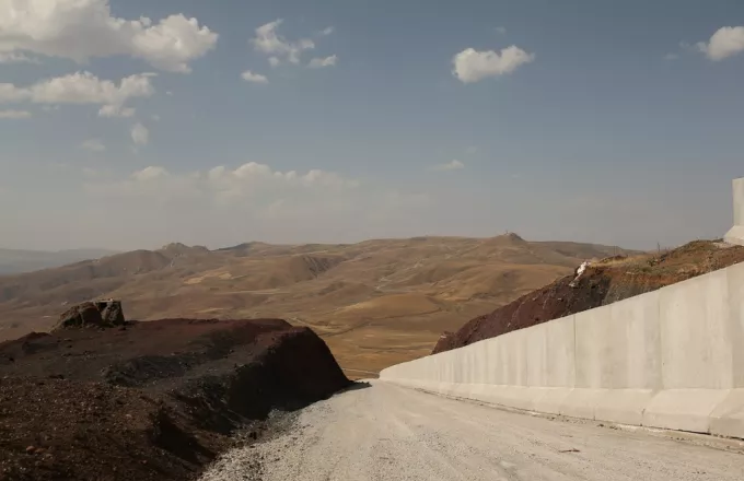 Το τείχος που κατασκευάζει η Τουρκία στα σύνορα με το Ιράν στην περιφέρεια Βαν προκειμένου να ανακόψει το προσφυγικό κύμα που αναμένεται από το Αφγανιστάν.