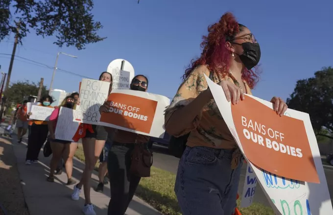 ΗΠΑ: Επαναφέρεται νόμος που απαγορεύει τις αμβλώσεις στο Τέξας