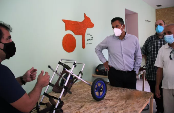 Κλιμάκιο της ΝΔ επισκέφθηκε εταιρεία που κατασκευάζει αμαξίδια για ζώα με κινητικά προβλήματα