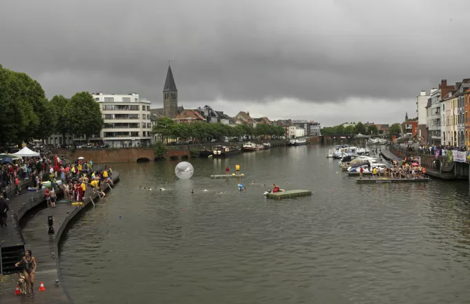 Βρυξέλλες: Ποδήλατα, χρηματοκιβώτια και όπλα εντοπίστηκαν σε λίμνη κατά τη διάρκεια καθαρισμού