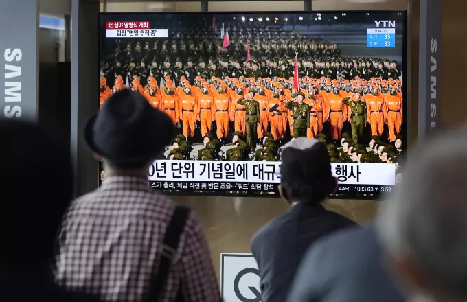«Πάτα το κουμπί;»Οι στρατιώτες του Κιμ Γιονγκ Ουν παρελαύνουν με στολές βιοχημικού πολέμου(pic+vid)