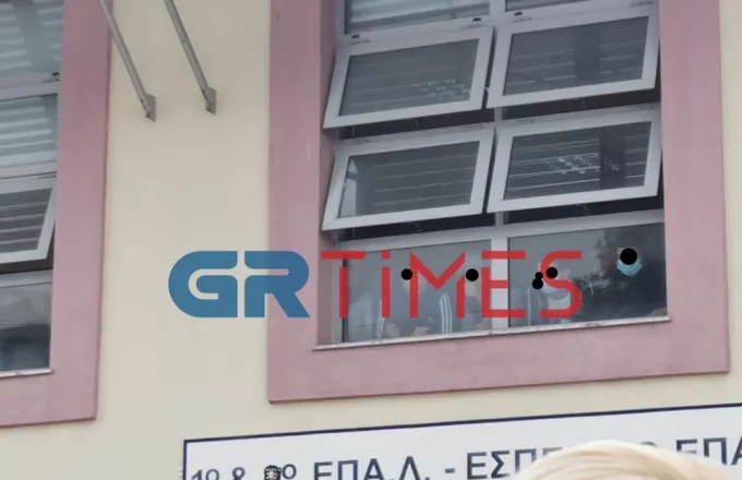 Kαθηγήτρια ΕΠΑΛ Σταυρούπολης: Μας άφησαν έρμαια οπλισμένης περιθωριακής ομάδας (vid)