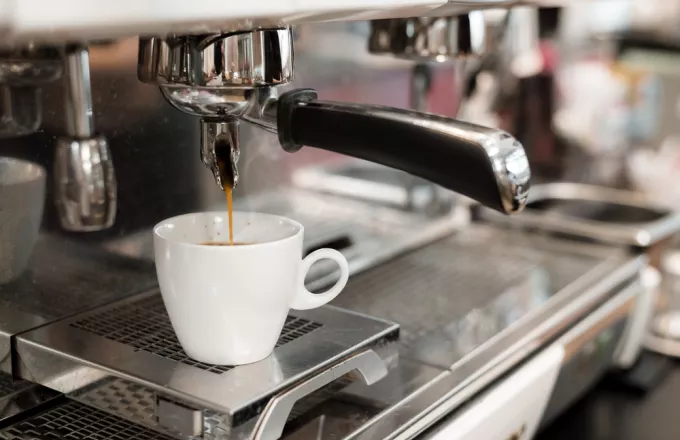 «Φαρμάκι» ο καφές: Πόσο θα αυξηθεί η τιμή του στις καφετέριες λόγω των ανατιμήσεων 