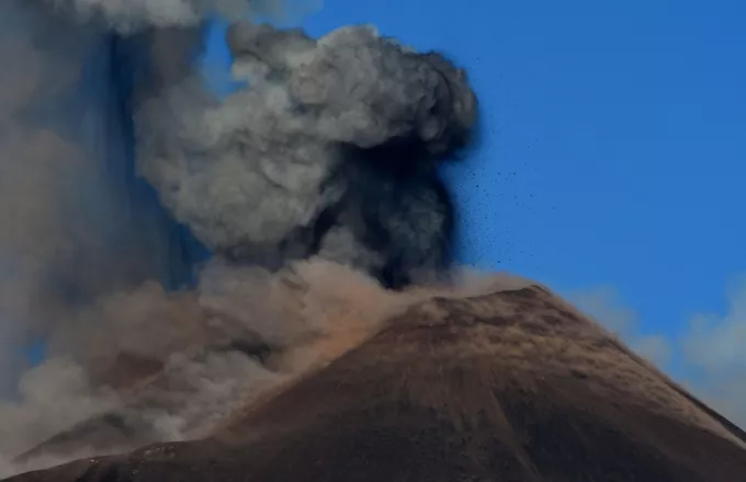Ιταλία: Η Αίτνα «ξυπνά» και πάλι - Καπνός και περιορισμένη λάβα από τον κρατήρα (video) 