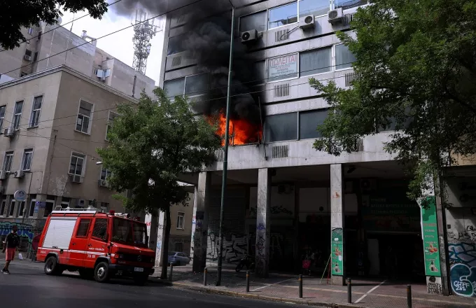 Υπό έλεγχο η φωτιά σε κτίριο στο κέντρο - Πάνω από το υπουργείο Υγείας (video - pics)
