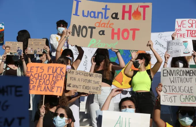Στον αγώνα κατά της κλιματικής κρίσης η Ελλάδα: «Κάντε έρωτα-όχι διοξείδιο του άνθρακα»