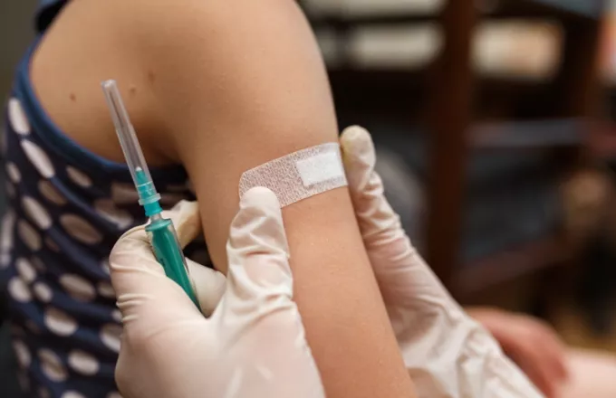 Γραβάνης προς γονείς στον ΣΚΑΪ 100,3: Τα παιδιά δεν κινδυνεύουν από το εμβόλιο, αλλά απ’ τον ιό 
