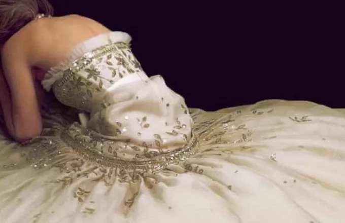 Μυστικά πίσω από το φόρεμα της Κρίστεν Στιούαρτ στην αφίσα της ταινίας «Σπένσερ»