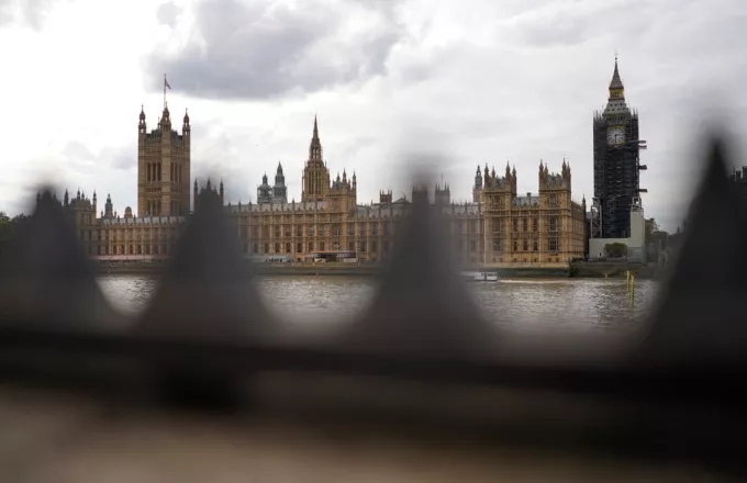 Βρετανία: Πάνω από 10.000 νέα κρούσματα Όμικρον - «Μείζον περιστατικό στο Λονδίνο»
