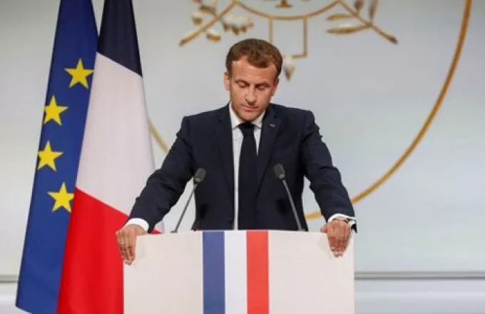 O Μακρόν αλλάζει το χρώμα της γαλλικής σημαίας