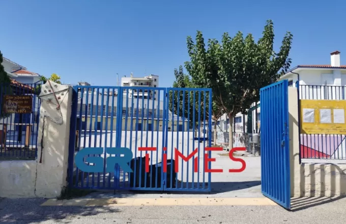 Θεσσαλονίκη: Εντοπίστηκαν βόμβες μολότοφ σε κάδο σκουπιδιών στην αυλή σχολείου (pic) 