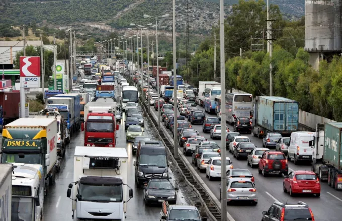Μποτιλιαρισμένες οι λεωφόροι Αθηνών και Σχιστού- Ποιοι άλλοι δρόμοι έχουν προβλήματα  