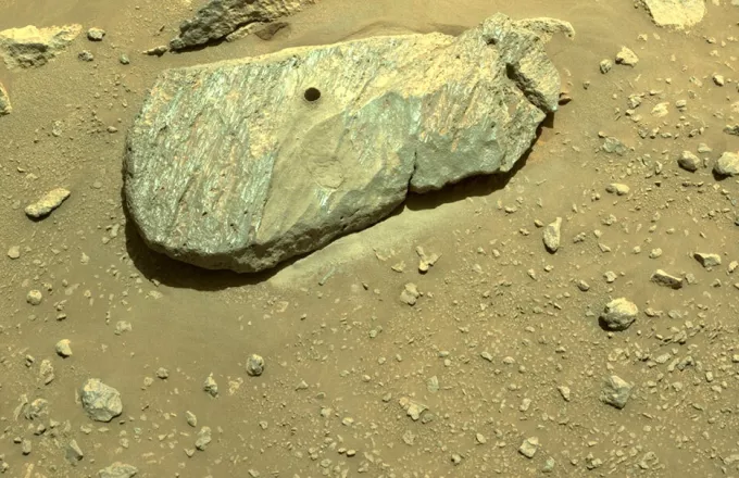 NASA: Το ρόβερ Perseverance φέρεται να συνέλεξε ένα πέτρινο δείγμα από τον Άρη (φωτό) 