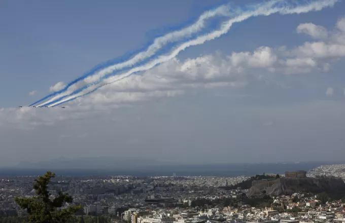 Δέος: Τα «Rafale» σχημάτισαν την ελληνική σημαία πετώντας πάνω από την Ακρόπολη (pics)