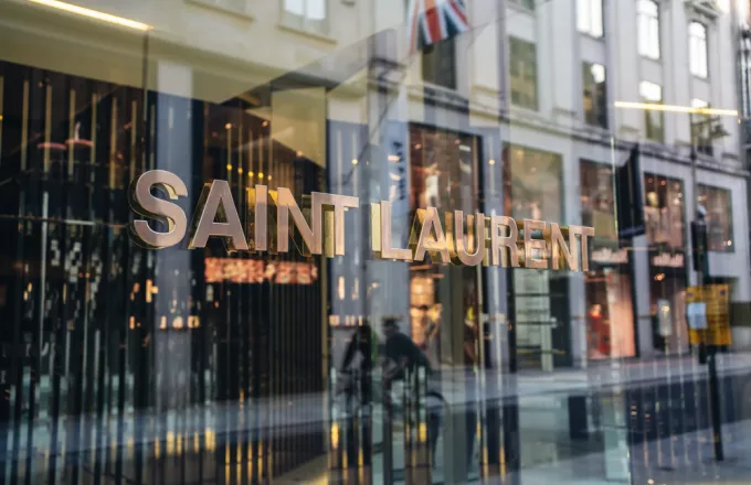 Γαλλία: Και οι οίκοι Saint Laurent και Brioni γυρίζουν την πλάτη στην ζωική γούνα