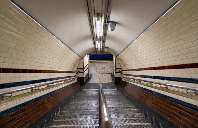 Βρετανία: Γιατί οι Λονδρέζοι πέφτουν στις σκάλες του μετρό -Πώς σχετίζεται με τον κορωνοϊό
