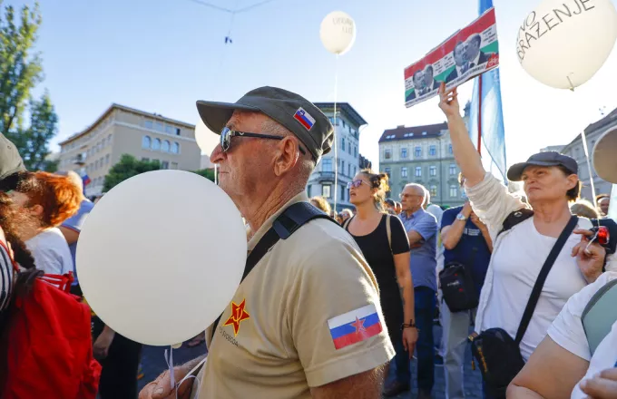 Σλοβενία: Αρνητές του κορωνοϊου εισέβαλαν στο στούντιο της δημόσιας τηλεόρασης	