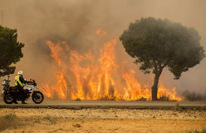 Για πέμπτη ημέρα στις φλόγες η Ισπανία: Εκκενώνονται 2 ακόμη πόλεις στην Ανδαλουσία