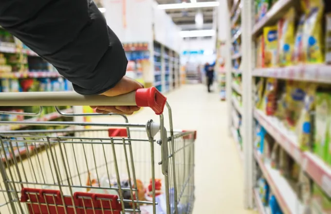 «Μαχαίρι» στις περιττές δαπάνες: Πώς οι ανατιμήσεις αλλάζουν την καταναλωτική συμπεριοφορά 