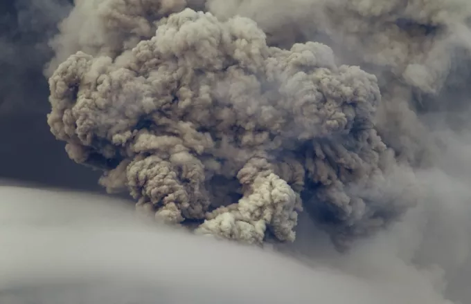 Ισπανία: Συναγερμός στο νησί Λα Πάλμα - Εξερράγη το ηφαίστειο Κούμπρε Βιέχα (vid)