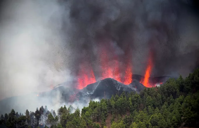 Ισπανία-ηφαίστειο: Η λάβα δεν θα φτάσει απόψε στη θάλασσα-Kινείται με αργό ρυθμό