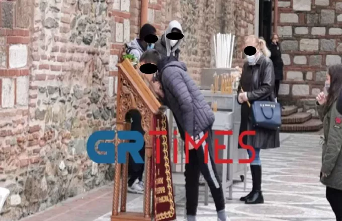 Θεσσαλονίκη – Αγ. Δημήτριος: Κατεβάζουν τις μάσκες για να προσκυνήσουν (pic+vid)