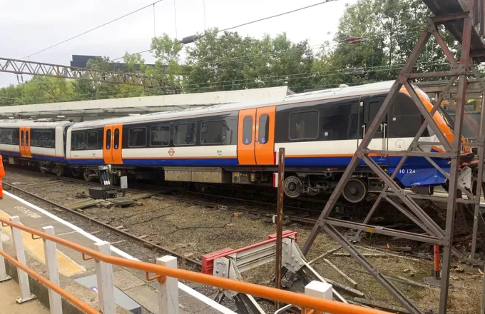 Βρετανία: Δύο τρένα συγκρούστηκαν μέσα σε σήραγγα -13 τραυματίες (pics+vid)