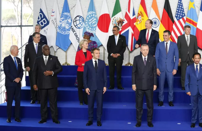 «Οικογενειακή» φωτογραφία G20: Ο αργοπορημένος Τζόνσον και η γκριμάτσα απελπισίας του Ερντογάν