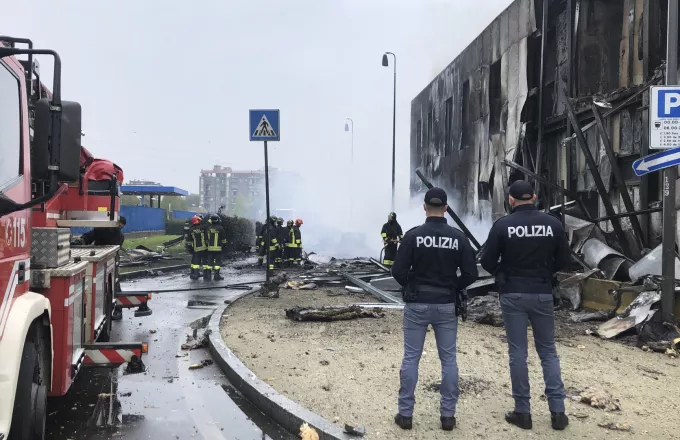 Ιταλία- Μιλάνο: Νεκροί μετά από πτώση αεροσκάφους- Κατέπεσε δίπλα σε σταθμό μετρό (vid)