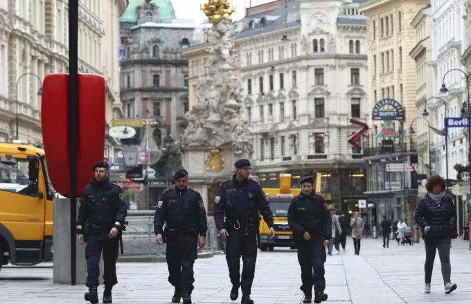 Τρόμος στην Αυστρία: Άντρας επιτέθηκε με μαχαίρι σε περαστικούς στη Βιέννη- Τέσσερις τραυματίες 