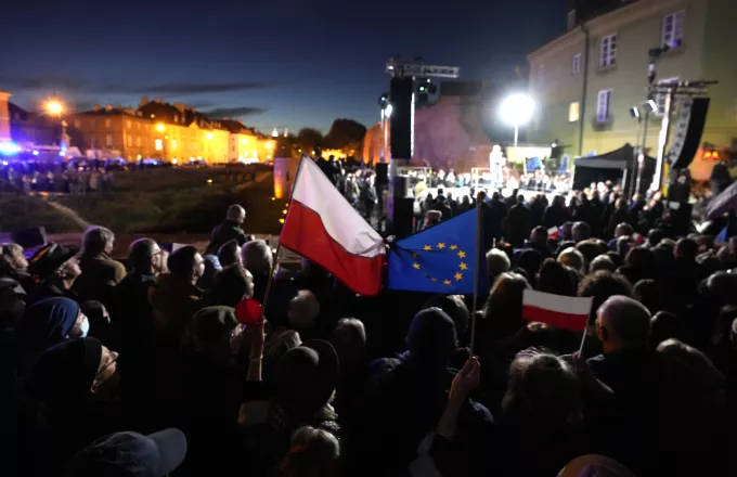 Πολωνία: Δεκάδες χιλιάδες Πολωνοί διαδήλωσαν υπέρ της παραμονής της χώρας στην Ευρωπαϊκή Ένωση