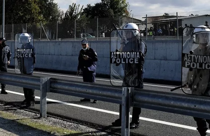 Διαμαρτυρία Ρομά: Επιχείρησαν να ξανακλείσουν την Κορίνθου–Πατρών -Μπλόκο στη σιδηροδρομική γραμμή