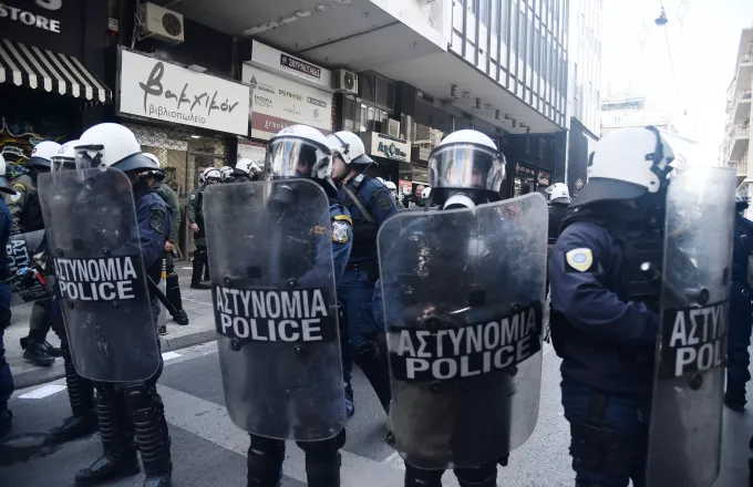 Ένταση στη Σόλωνος: Σε συλλήψεις μετατράπηκαν οι έξι προσαγωγές