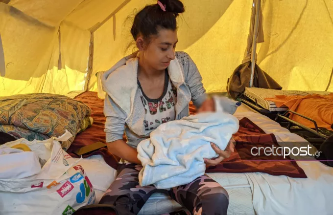 Κρήτη: Συγκίνηση για το μόλις 10 μωρό ημερών που ζει σε σκηνή μετά τον σεισμό (pics)