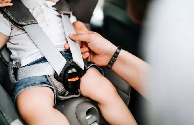 Έρευνα: Το 56% των γονέων έχουν τοποθετήσει εσφαλμένα το παιδικό καθισματάκι αυτοκινήτου
