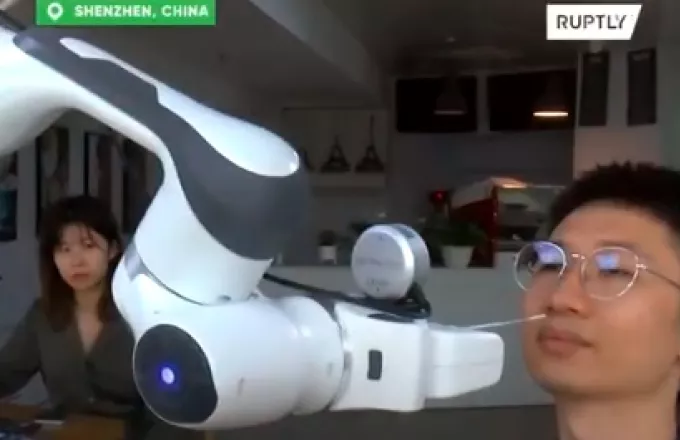 Κίνα: Ρομπότ παίρνει ρινικά δείγματα χωρίς ανάγκη νοσοκόμου (video) 