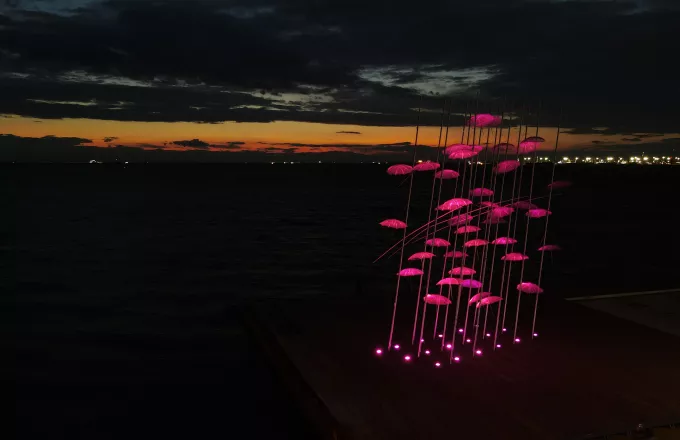 Θεσσαλονίκη: Ροζ φωτίστηκαν οι «Ομπρέλες» στη Νέα Παραλία για τον καρκίνο του μαστού (pics)