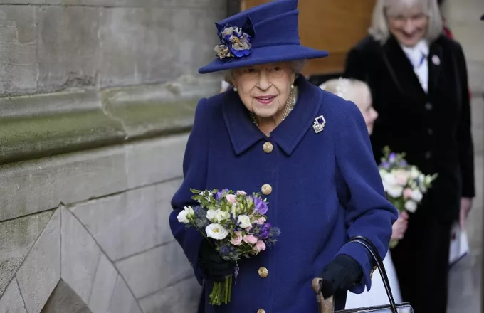 Βασίλισσα Ελισάβετ: Η πρώτη δημόσια εμφάνισή της με μπαστούνι (pics)