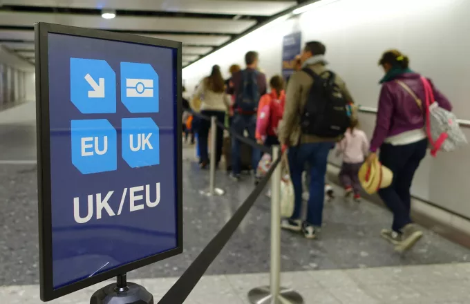 Βρετανία – τέλος εποχής: Υποχρεωτικά με διαβατήριο τα ταξίδια Ευρωπαίων από σήμερα