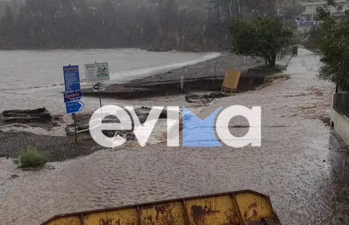 Κακοκαιρία «Αθηνά» - «Χτύπησε» Εύβοια: Εξαφάνισε παραλία Λουτρών- Κίνδυνος πλημμύρας στην Αγία Άννα