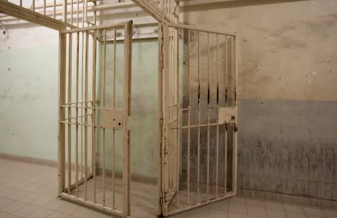 Γαλλία: Kρατούμενος κρατά όμηρο σωφρονιστικό υπάλληλο σε φυλακή στο Παρίσι