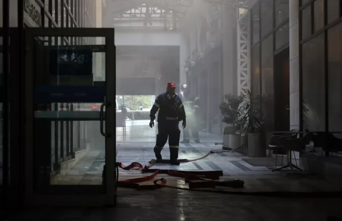 Υπό μερικό έλεγχο η πυρκαγιά σε υπόγειο τράπεζας στην οδό Σταδίου	