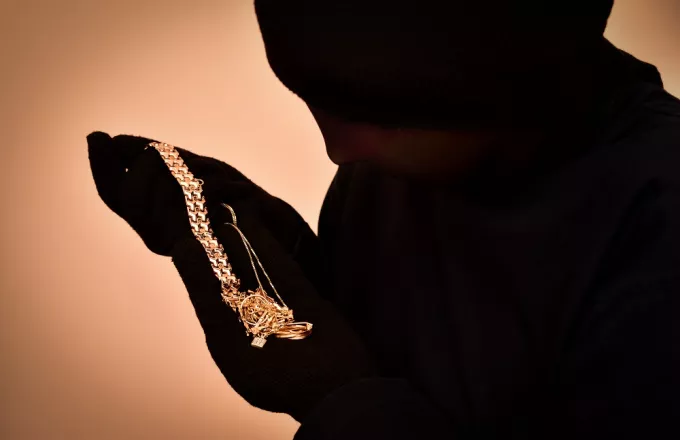 Βέροια: Προσποιήθηκαν τις πελάτισσες και έκλεψαν κοσμήματα αξίας 30.000 ευρώ