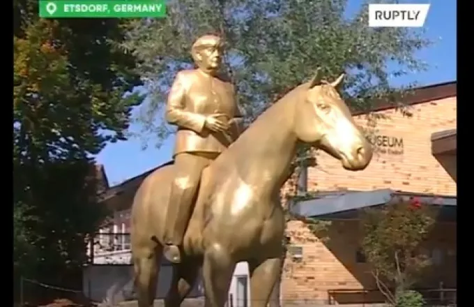 Γερμανία: Καβάλα στο άλογο η Μέρκελ – Κάτι πάει λάθος με το άγαλμά της; (vid)