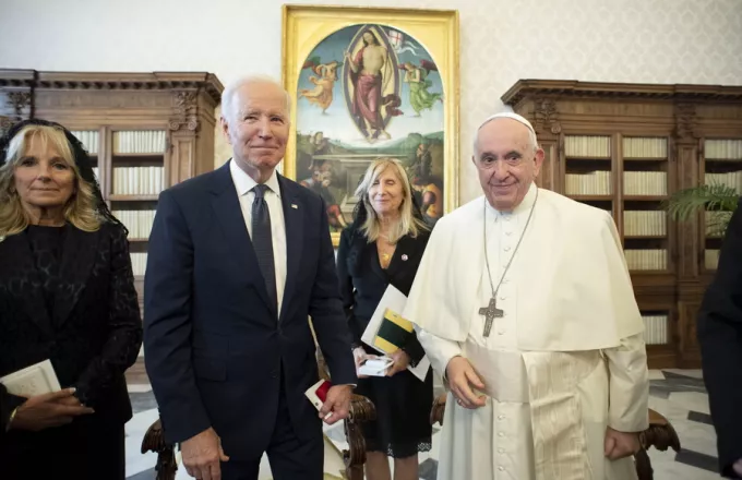 Σε θερμό κλίμα η συνάντηση του Πάπα με τον Τζο Μπάιντεν- Το δώρο στον Αμερικανό πρόεδρο