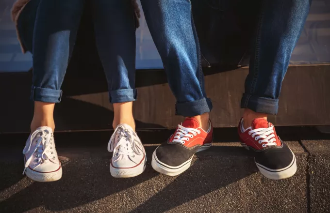 Πέντε τρόποι για να συνδυάσεις τα sneakers με τα αγαπημένα σου wide leg jeans