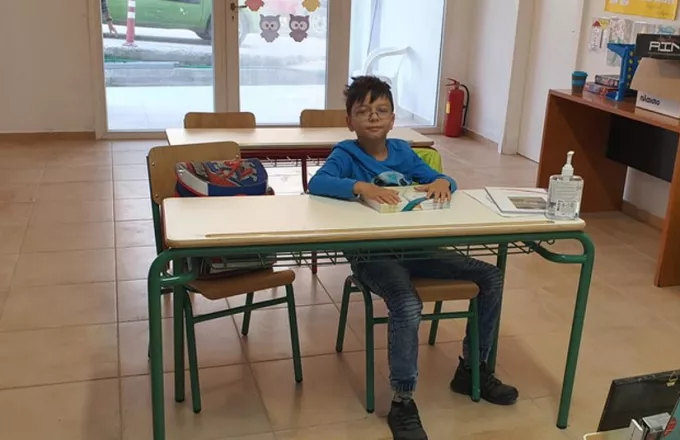 Ο 9χρονος Τάσος θα παρελάσει μόνος του με τη γαλανόλευκη στο νησί Μαθράκι (pics)