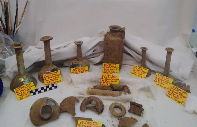 Νέα Στύρα: Εντοπίστηκε αρχαίος τάφος με τρεις σκελετούς, αγγεία και χάλκινα νομίσματα